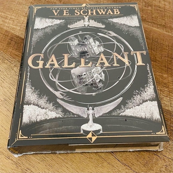 Owlcrate Exclusive Signed Edition Gallant By V. E. Schwab - Picture 2 of 12
